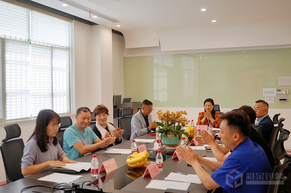 統計表決票并由主持人宣讀表決結果。 .jpg